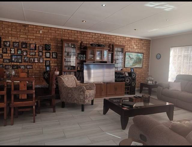 3 BEDROOM TOWNHOUSE FOR SALE IN EIKE PARK